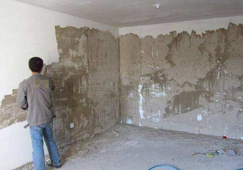 旧房翻新铲墙皮