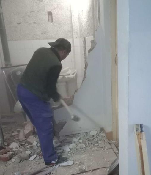 简单介绍旧房子重新装修找专业砸墙工人的一些方法