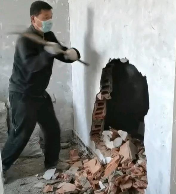 旧房翻新专业砸墙工人